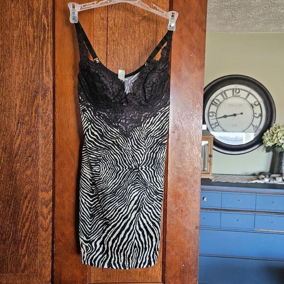 Victoria's Secret 34C Tiger Print Slip Nightie 90s Y2K Vintage Nightie - Picture 1 of 8